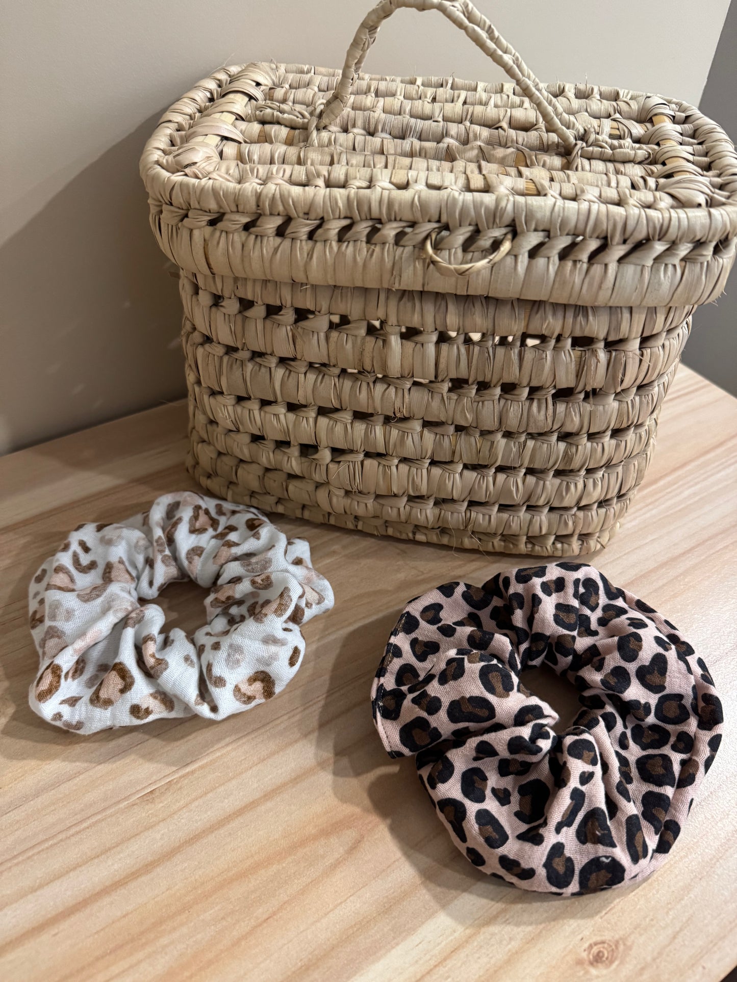 Scrunchie Léopard – L’accessoire tendance et intemporel