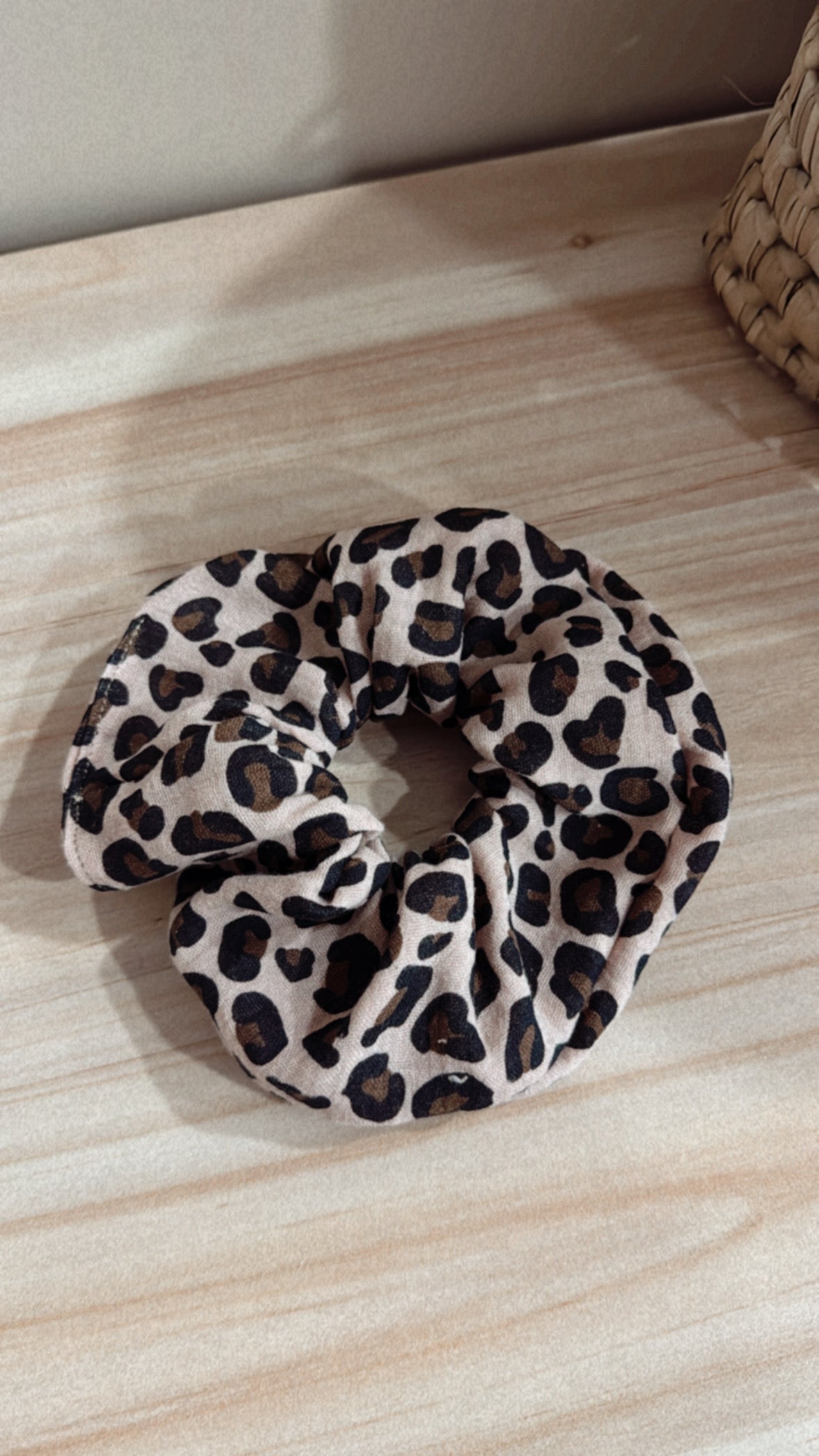 Scrunchie Léopard – L’accessoire tendance et intemporel