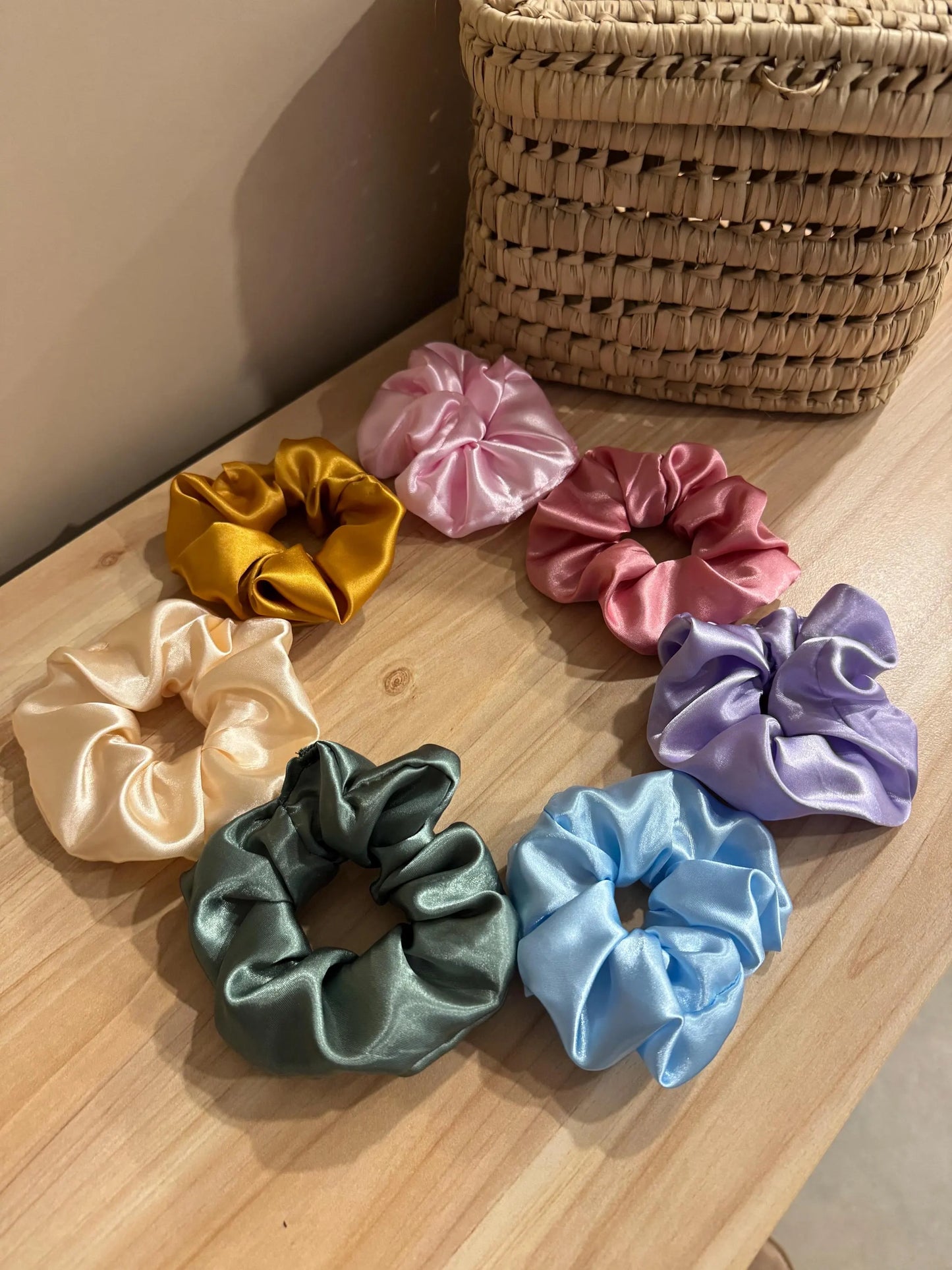 Scrunchie satiné – L’allié douceur des cheveux