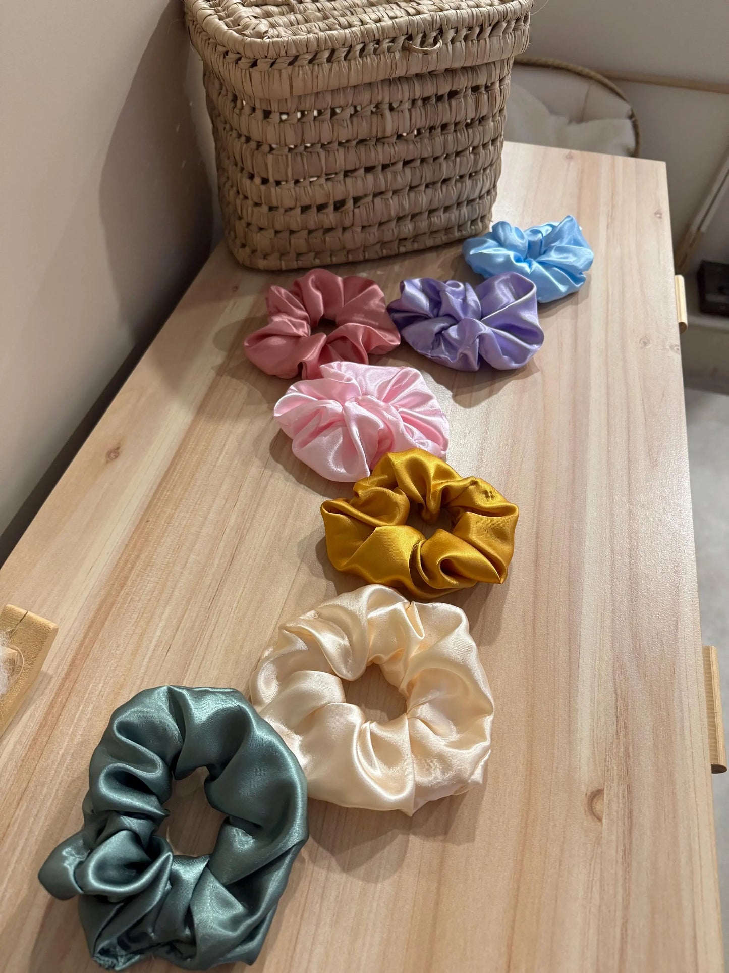 Scrunchie satiné – L’allié douceur des cheveux