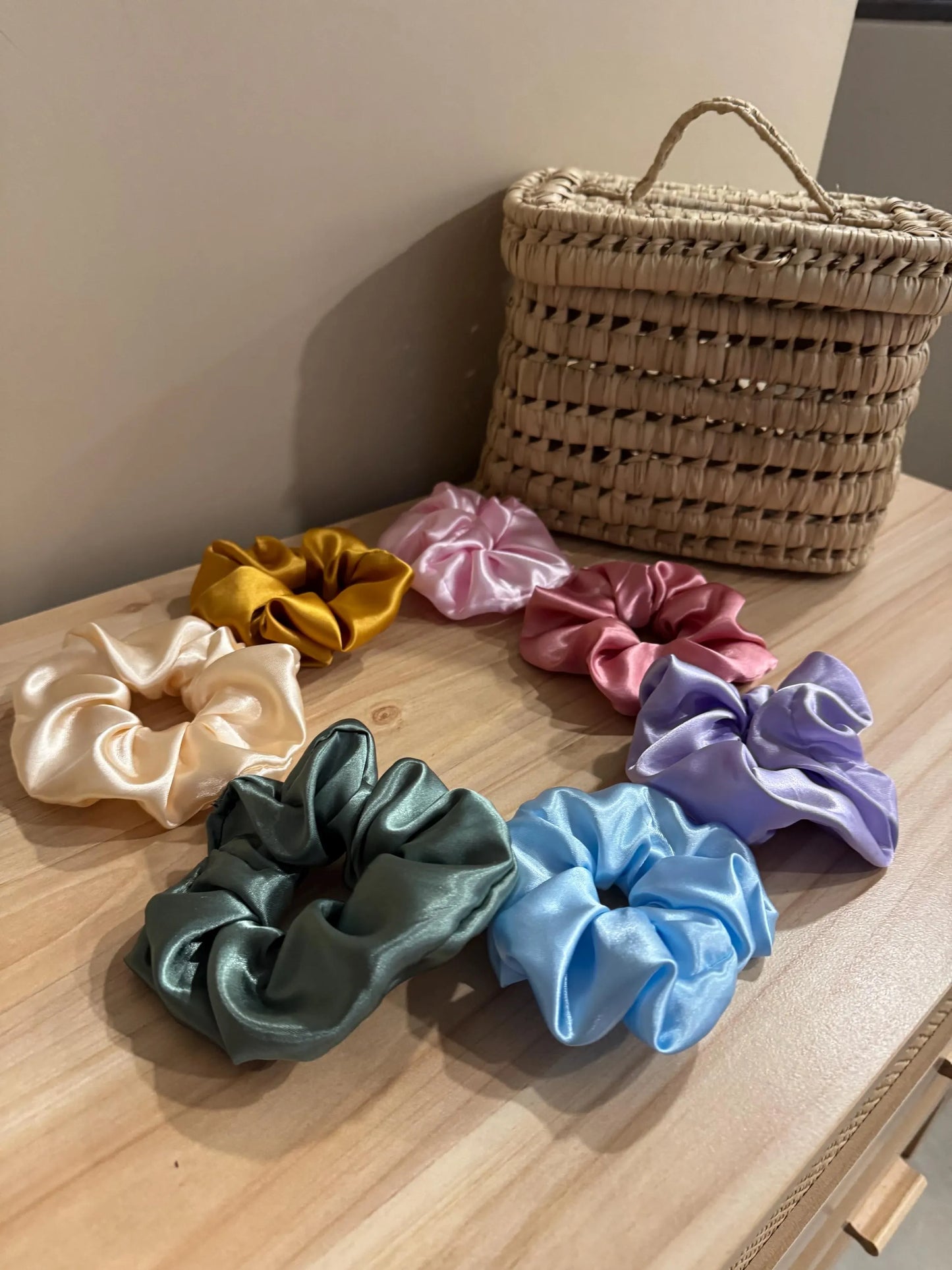 Scrunchie satiné – L’allié douceur des cheveux