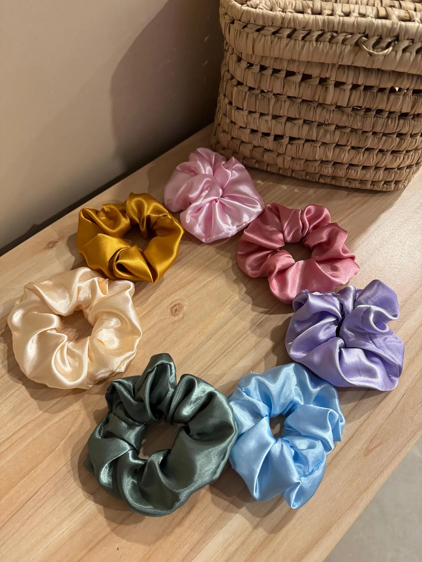 Scrunchie satiné – L’allié douceur des cheveux